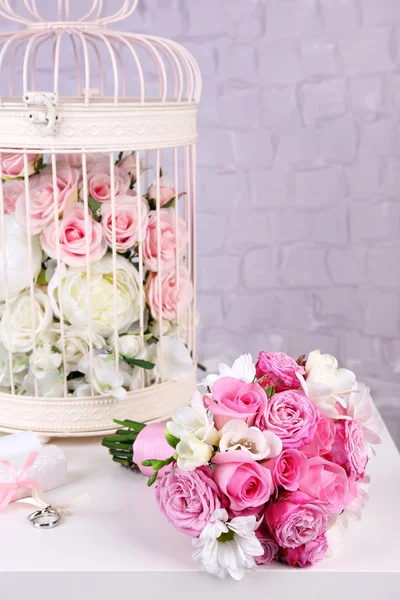 Krásné svatební Zátiší s kyticí na šedou stěnu pozadí — Stock fotografie