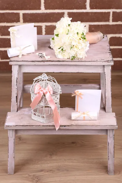 Schöne Hochzeit Stillleben mit Strauß auf Backstein Wand Hintergrund — Stockfoto