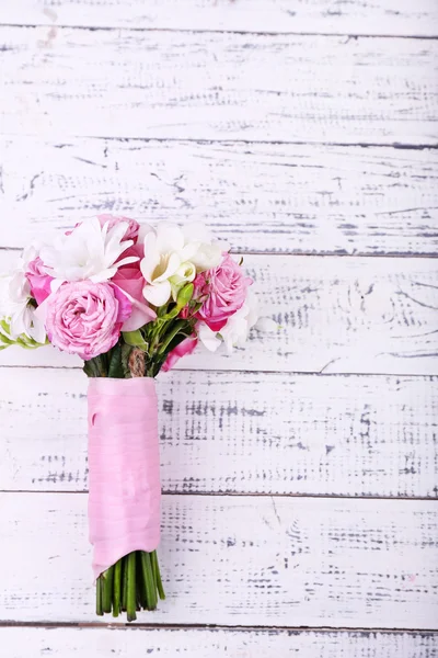 Bellissimo bouquet da sposa su sfondo di legno — Foto Stock
