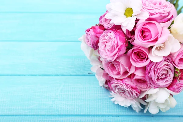 Krásné svatební kytice na dřevěné pozadí — Stock fotografie