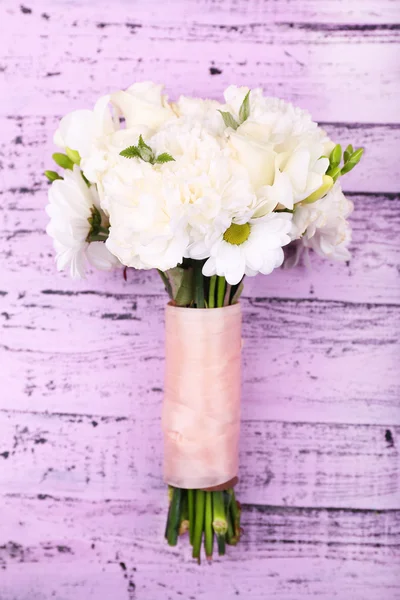 Beautiful wedding bouquet on wooden background — Stock Photo, Image