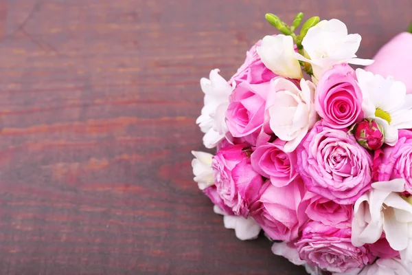 Beautiful wedding bouquet on wooden background — Stock Photo, Image