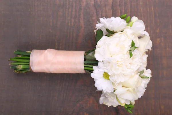 Bellissimo bouquet da sposa su sfondo di legno — Foto Stock