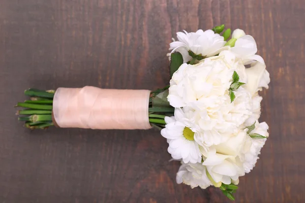 Beautiful wedding bouquet on wooden background — Stock Photo, Image