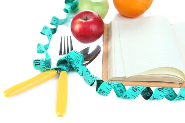 Couverts attachés avec ruban à mesurer et livre avec fruits isolés sur blanc — Photo