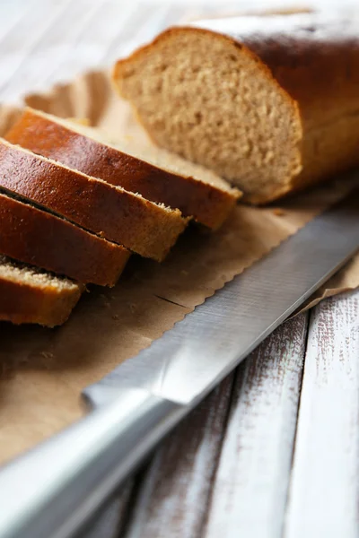 Fette di pane su tavola di legno, primo piano — Foto Stock
