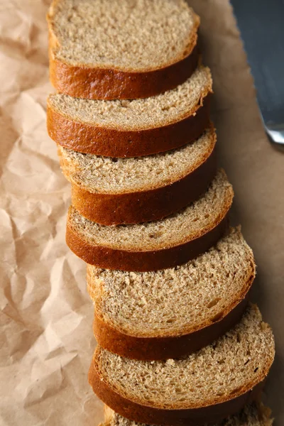 Fatias de pão na placa de madeira, close-up — Fotografia de Stock
