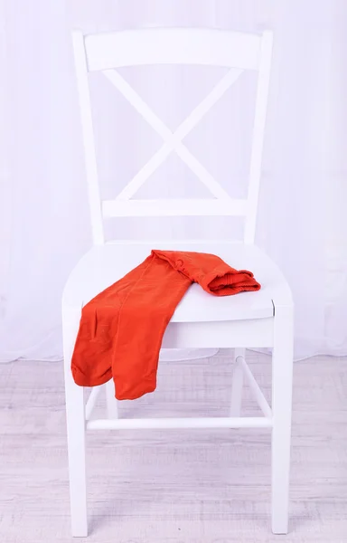 Rajstopy na drewnianym krześle w pokoju — Zdjęcie stockowe