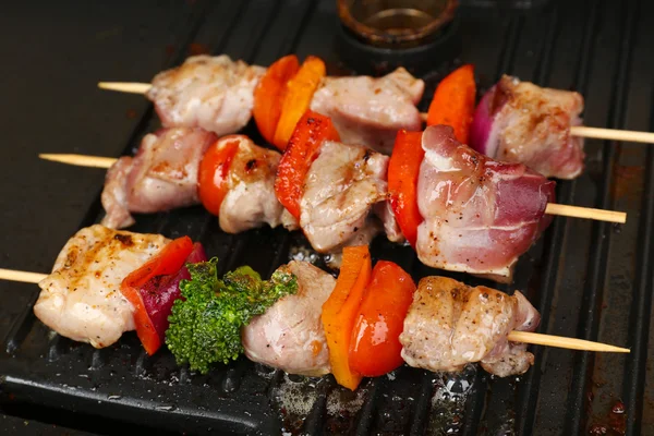 Fläsk kebab på grillen på nära håll — Stockfoto