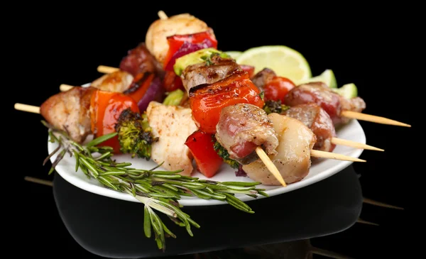 Schweinefleisch Kebab auf schwarzem Hintergrund — Stockfoto