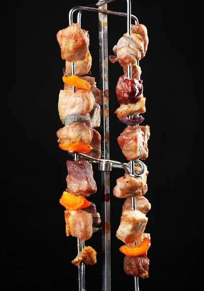 Svinekjøtt kebab på grill på svart bakgrunn – stockfoto