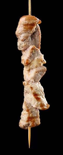 Kebab หมูบนพื้นหลังสีดํา — ภาพถ่ายสต็อก