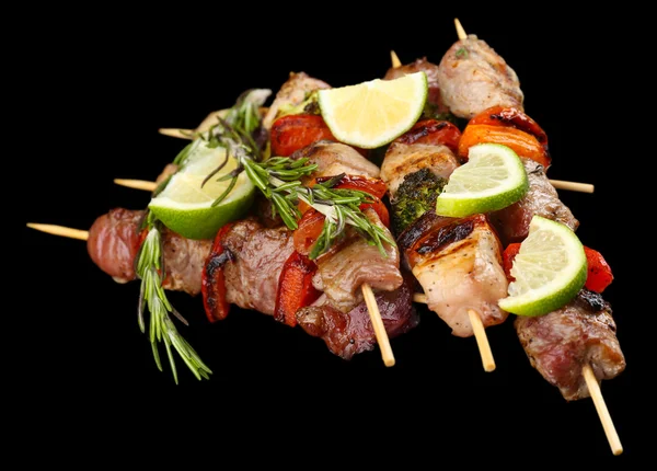 Kebab de porc pe fundal negru — Fotografie, imagine de stoc