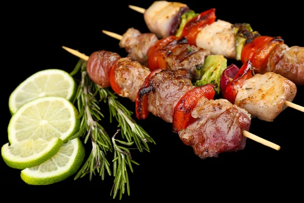 Kebab de cerdo sobre fondo negro —  Fotos de Stock