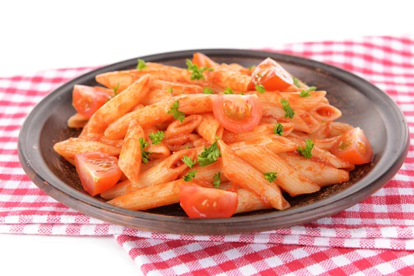 Pasta con salsa de tomate en el plato en primer plano de la mesa —  Fotos de Stock