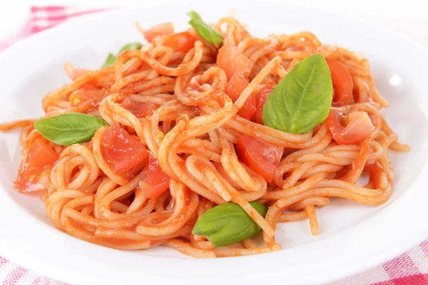 Nudeln mit Tomatensauce auf dem Teller in Großaufnahme — Stockfoto