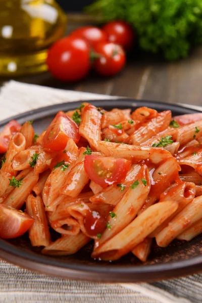 Pasta con salsa de tomate en el plato en primer plano de la mesa —  Fotos de Stock