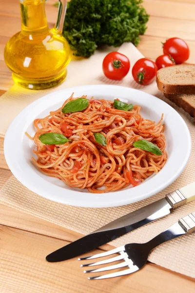 Pasta con salsa de tomate en el plato en primer plano de la mesa — Foto de Stock