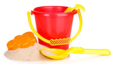 Çocuk plaj oyuncakları ve kum üzerinde beyaz izole