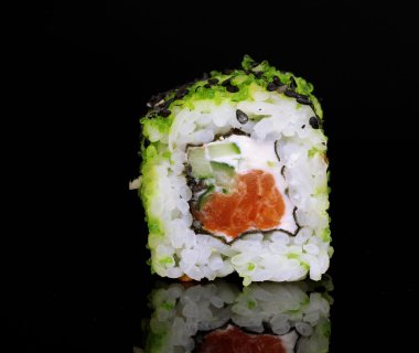 siyah üzerine izole lezzetli rulo