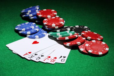 kartları ve yeşil masada Poker fişleri