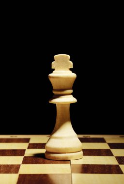 satranç tahtasının üzerine siyah izole satranç parça ile