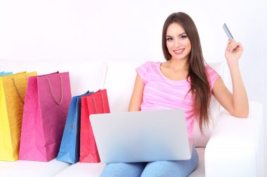 Laptop çanta ile Divan beyaz arka planda tutan güzel genç kadın
