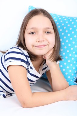 güzel küçük bir kız ev iç arka koltukta yatan