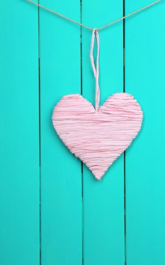 Ahşap arka planda dekoratif kalp