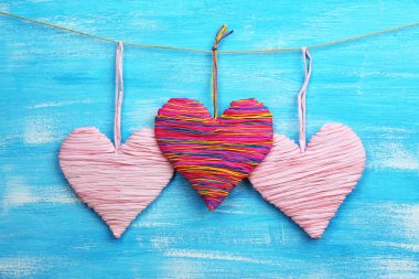 ahşap zemin üzerinde dekoratif Kalpler