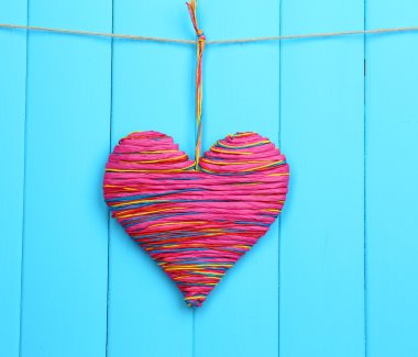 Ahşap arka planda dekoratif kalp