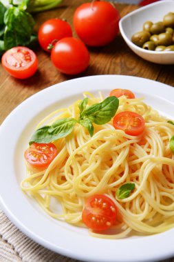 leziz spagetti domates plaka üzerinde tablo yakın çekim