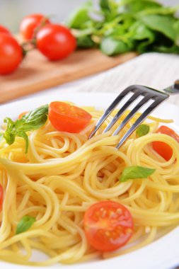 leziz spagetti domates plaka üzerinde tablo yakın çekim