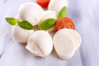 ahşap masa üstünde domates ve fesleğen ile lezzetli mozzarella peyniri