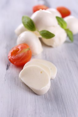 ahşap masa üstünde domates ve fesleğen ile lezzetli mozzarella peyniri