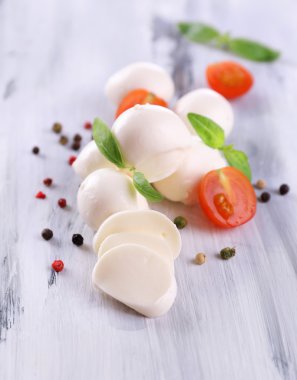 ahşap masa üstünde domates ve fesleğen ile lezzetli mozzarella peyniri