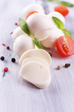 ahşap masa üstünde domates ve fesleğen ile lezzetli mozzarella peyniri
