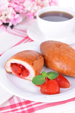 taze pişmiş pasties plaka üzerinde tablo close-up çilekleri ile