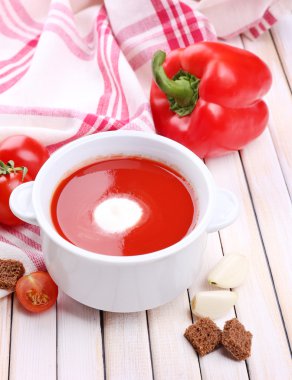 domates çorba ve sebze ahşap tablo