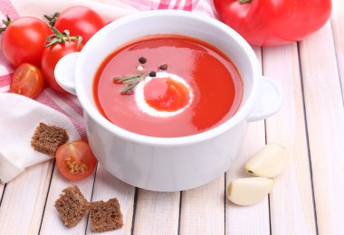 domates çorba ve sebze ahşap tablo