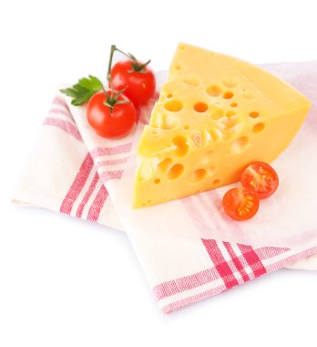 Bir parça peynir ve domates, renkli peçete, beyaz üzerine izole edilmiş.