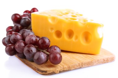 dilim peynir ve ahşap masa üzerinde beyaz izole, üzüm