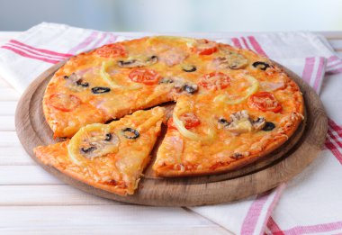 lezzetli pizza üzerinde tablo yakın çekim