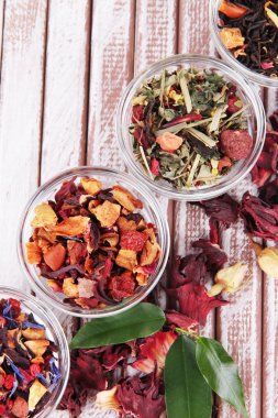 Aromatik kuru çay kase ahşap arka plan üzerinde