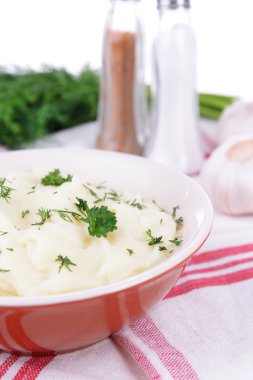 lezzetli patates püresi ile kase üzerinde tablo yakın çekim yeşil