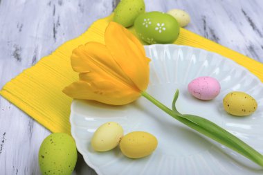 Paskalya sofrasında laleler ve yumurtalar