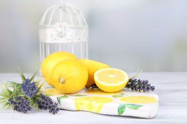 taze limon ve lavanta üzerinde açık renkli natürmort