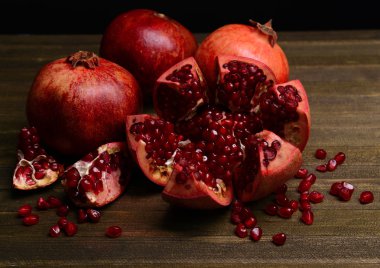 Masanın üzerinde olgun narlar var.