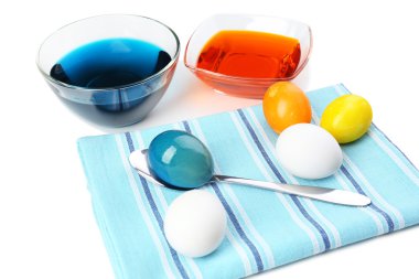 boya Paskalya yumurta ve yumurta, beyaz izole kase