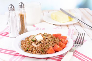 Tablo yakın çekim tabakta üzerine haşlanmış buğday